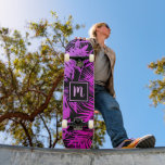 Monogram, hot pink, lila Omerblatt cool trendy Skateboard<br><div class="desc">Bringen Sie ein bisschen der Dschungeltropen in die Straßen Ihrer Stadt, wenn Sie coole, schicke, moderne Skateboards mit handgeschriebenem Monogramm benutzen, das Sie zuerst über ein grafisches Palmenblattmuster aus lebhaftem, bedrücktem, heißem Rosa und lila ombre-Gradings auf schwarz übertragen. Macht jedes Mal, wenn Sie auf dem Bürgersteig surfen, ein lustiges und...</div>