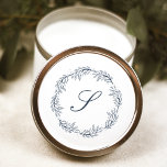 Monogram Indigo Blue Wreath Classic Script Wedding Runder Aufkleber<br><div class="desc">Dieser elegante Hochzeitsaufkleber verfügt über einen indigoblauen botanischen Linienkranz. Personalisieren Sie es mit Ihrem Monogramm Initial in klassischem indigoblau Skript.</div>