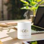 Monogram Initial Name Skript Kaffeetasse<br><div class="desc">Ein klassisch eleganter weißer Hintergrund. Personalisieren Sie Ihre Monogrammbuchstaben, -initialen, Vornamen und vollständigen Namen und fügen Sie diese hinzu. Goldene und schwarze Buchstaben. Der Name wird mit einem handgeschriebenen Stilskript geschrieben.</div>