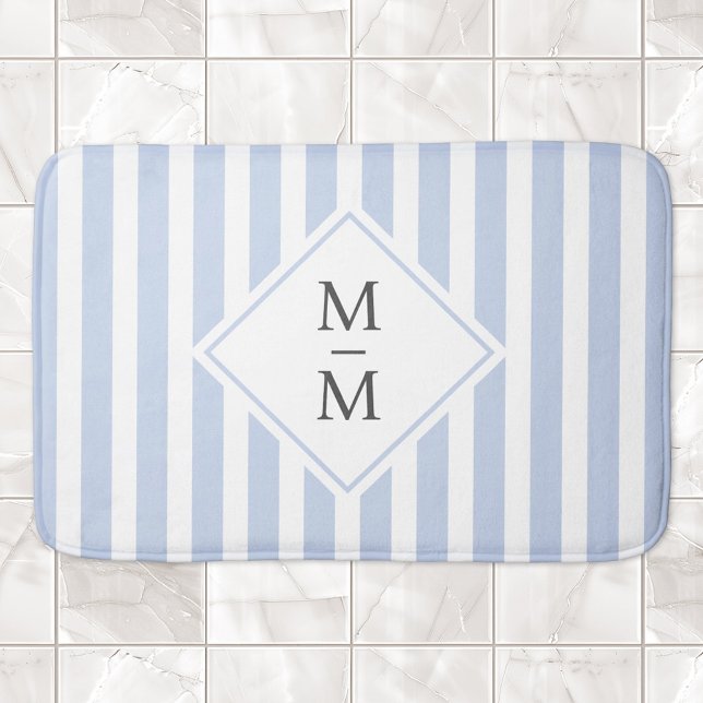 Monogram Initialen staubige hellblaue Streifen Badematte (Monogram initials dusty light blue white stripes bath mat)
