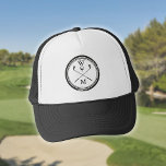 Monogram Initials Black and White Golf Truckerkappe<br><div class="desc">Personalisieren Sie den Namen,  die Nummer des Ortes Loch und das Datum,  um einen großen Sake zu schaffen,  um dieses fantastische Loch in einem zu feiern. Entwickelt von Thisisnotme©</div>