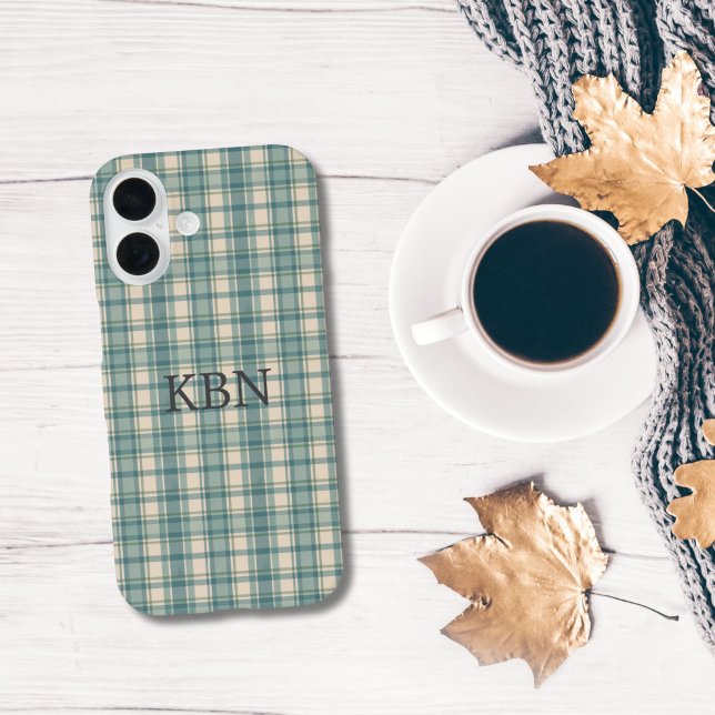 Monogram Initials Green Blue Beige Kariert Tartan iPhone 16 Hülle (Monogrammed initials green blue beige tartan buffalo plaid iPhone case. Gray Initials.)
