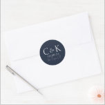 Monogram Initials Navy Blue Wedding Runder Aufkleber<br><div class="desc">Diese individuellen Hochzeitsaufkleber zeichnen sich durch ein einfaches und modernes Design aus. Zwei Muster-Monogramm-Initialen werden in der Mitte abgebildet,  gefolgt von einem Hochzeitstermin und einem Ort. Der Hintergrund ist elegant,  dunkelmarineblau und blau.</div>