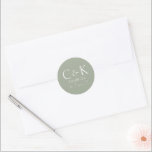 Monogram Initials Sage Green Wedding Runder Aufkleber<br><div class="desc">Diese individuellen Hochzeitsaufkleber zeichnen sich durch ein einfaches und modernes Design aus. Zwei Muster-Monogramm-Initialen werden in der Mitte abgebildet, gefolgt von einem Hochzeitstermin und einem Ort. Der Hintergrund zeichnet sich durch eine elegante und erdgrüne Farbe aus.</div>