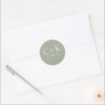 Monogram Initials Sage Green Wedding Runder Aufkleber<br><div class="desc">Diese individuellen Hochzeitsaufkleber zeichnen sich durch ein einfaches und modernes Design aus. Zwei Muster-Monogramm-Initialen werden in der Mitte abgebildet,  gefolgt von einem Hochzeitstermin und einem Ort. Der Hintergrund zeichnet sich durch eine elegante und erdgrüne Farbe aus.</div>