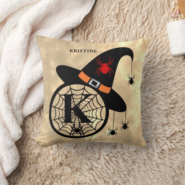 Monogram K Halloween Sky Hexenspinnen Name Kissen (Decke)