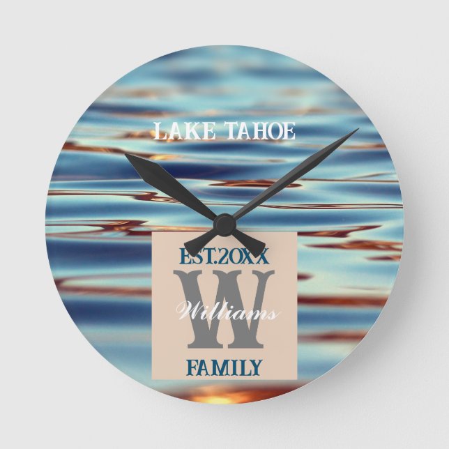 Monogram Lake Water Family Runde Wanduhr (Vorderseite)