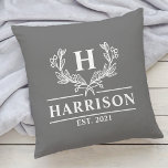 Monogram Laurel Year etabliert Gray Kissen<br><div class="desc">Fügen Sie Ihrer Wohngestaltung eine Touch Eleganz mit unserem personalisierten Monogramm-Stammkissen mit einem schönen Lorbeerdesign hinzu. Das Kissen ist individuell auf Ihren Familiennamen und einen personalisierten Jahre alten Text abgestimmt und ist somit eine perfekte Ergänzung zu Ihrem Wohnzimmer oder Schlafzimmer. Dieses Kissen aus hochwertigen Materialien ist stilvoll und komfortabel.</div>