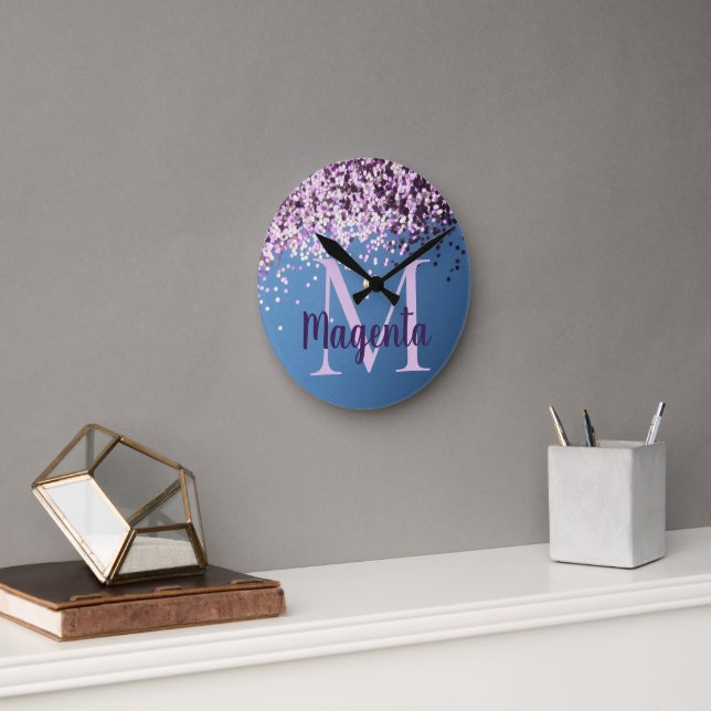 Monogram Lavender Confetti auf Blue Runde Wanduhr (Büro)