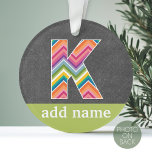Monogram Letter K - Chalkboard and Bright Chevrons Ornament<br><div class="desc">Ein trendiges Design mit einem Chevrons-Muster und einem trendigen schwarzen Hintergrund. Sie können Ihren Namen oder Ihre Monogramme hinzufügen.</div>