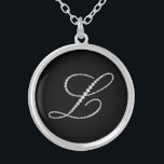 Monogram Letter L Versilberte Kette<br><div class="desc">Elegante weiße Diamanten bedrucken Monogramm Buchstaben L. Weitere Buchstaben sind erhältlich,  aber alle Buchstaben können per E-Mail angefordert werden.</div>