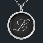 Monogram Letter L Versilberte Kette<br><div class="desc">Elegante weiße Diamanten bedrucken Monogramm Buchstaben L. Weitere Buchstaben sind erhältlich,  aber alle Buchstaben können per E-Mail angefordert werden.</div>