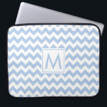 Monogram Light Blue White Zickzack Stripe Muster Laptopschutzhülle<br><div class="desc">Schützen Sie Ihren Laptop mit einer lustigen Neoprenärmel mit abwechselnden Reihen von hellblauen und weißen Zickzack Streifen in einem luftigen geometrischen Muster mit einem benutzerdefinierten Monogramm innerhalb eines weißen Quadrats in der Mitte. Passen Sie es mit Ihren Initialen in der Sidebar an. Andere Laptop-Hülsengrößen sind ebenfalls erhältlich. Um das Design...</div>