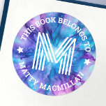Monogram lila Kinderbuch Runder Aufkleber<br><div class="desc">Buchzeichen-Etiketten mit dem ersten und anpassbaren Text des Monogrammes "zu diesem Buch gehört" und dem Namen auf einem blauen und lila Muster-Hintergrund.</div>