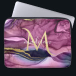 Monogram Lila Pink und Gold Agate Geode Laptopschutzhülle<br><div class="desc">Monogram Lila Pink und Gold Agate Geode Design . Die Vorlagen sind nun bereit zum Set und Personalisieren . Wenn Sie die Farbe oder den Stil des Textes ändern möchten,  klicken Sie bitte am Ende der Vorlage weiter anpassen .</div>