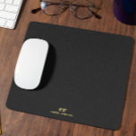Monogram Minimalistic Black Linen Gold Typografie Mousepad<br><div class="desc">Ein einfaches,  stilvolles,  individuelles Monogramm-Design in einer hellgrauen,  modernen minimalistischen Typografie auf einem dunkelgrauen Leinenbilderhintergrund. Die GPLD-Töne,  Monogramm-Initialen und Namen können leicht personalisiert sein,  um ein Design so einzigartig wie Sie sind zu machen! Dies ist ein perfektes Geschenk oder Accessoire für jeden Anlass.</div>