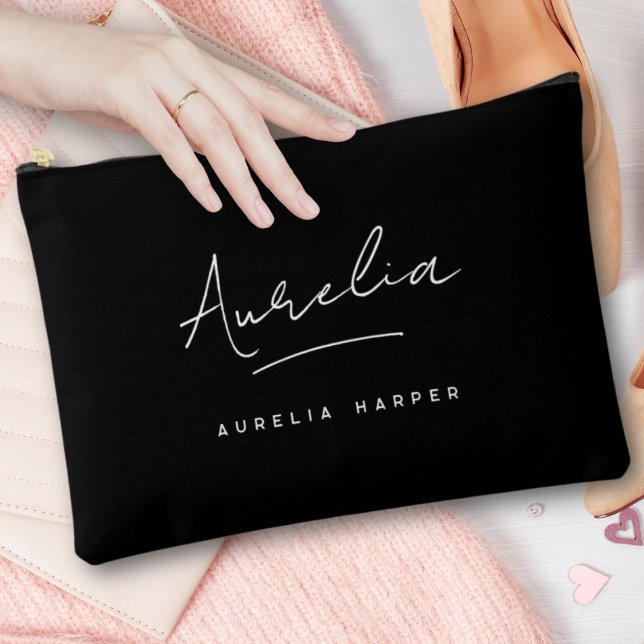 Monogram Modern Black Script Name Trendy Signature Zubehörtasche (Von Creator hochgeladen)