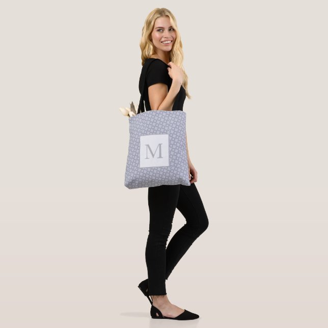 Monogram Modern Geometric Design Grau Subtile Pink Tasche (Am Model)