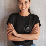 Monogram Modern Minimal Simple Black T-Shirt<br><div class="desc">Ein schlichtes,  stilvolles Design mit moderner Typografie. Der Text,  inklusive Ihres Monogramms,  kann leicht personalisiert sein,  um ein Design so einzigartig wie Sie sind zu machen! Das perfekte trendige,  maßgeschneiderte Design für den persönlichen oder geschäftlichen Gebrauch!</div>