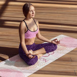 Monogram Modern Pink Girl Glitzer Personalisiert Yogamatte<br><div class="desc">Monogram Modern Pink Girly Glitzer Personalisiert Yoga Mat weist ein hübsches rosa Punktmuster mit goldenen Glitzer Akzenten personalisiert mit Ihrem Monogramm und Namen auf. Personalisieren Sie den Text durch Bearbeiten in den bereitgestellten Textfeldern.</div>