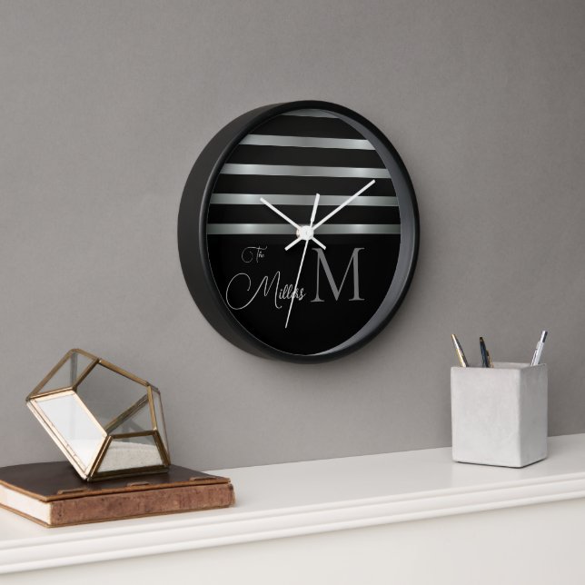 Monogram, Modern Silver Strips, Familienname Uhr (Büro)