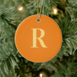 Monogram Modern Simple Orange Keramik Ornament<br><div class="desc">Dies ist ein modernes, minimales personalisiertes Kurzfotomdesign. Es ist in angesagter Orange mit stilvoller Typografie. Es ist ideal für ein personalisiertes Geschenk oder eine stilvolle neue Ergänzung zu Ihren festlichen Weihnachtsbaumdekorationen. Fügen Sie einfach Ihren Anfangsbuchstaben hinzu, indem Sie ihn in dieses Textfeld eingeben. Karo aus dem Entwurfsbearbeitungsprogramm, um die Farbe...</div>