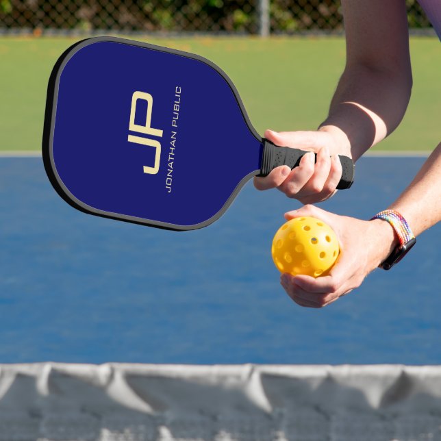 Monogram Moderne Vorlage Elegant Navy Blue Gold Pickleball Schläger (InSitu)