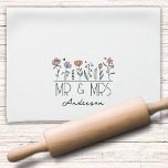 Monogram Mr. & Mrs. Wildblumen Newlyweds Geschirrtuch<br><div class="desc">Ein personalisiertes Geschenk für die Neuvermählten</div>