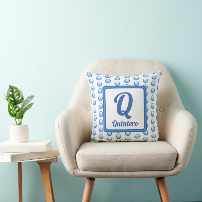 Monogram Nachname Bright Blue Polka Dot Initial Kissen (Stuhl )