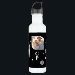 Monogram Name 3 Foto Collage Trendy Modern Edelstahlflasche<br><div class="desc">Monogram Name 3 Foto Collage Trendy Modern Water Bottle enthält eine Foto-Collage von drei Ihrer Lieblings-Fotos mit Ihrem personalisierten Namen und Monogramm in elegantem, weißem Schrift auf schwarzem Hintergrund. Personalisieren Sie den Text durch Bearbeiten in den bereitgestellten Textfeldern. Perfekt zum Geburtstag, Weihnachten, Muttertag, Vatertag, beste Freunde und vieles mehr. FOTO...</div>