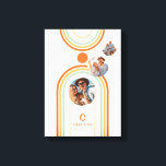 Monogram Name Boho Arch Multi Foto Trendy Girly Leinwanddruck<br><div class="desc">Monogram Name Boho Arch Multi Foto Trendy Girly Mid Century Canvas Print verfügt über eine Foto-Collage von drei Ihrer Lieblings-Fotos auf einem bohemianischen Bogen in Orange und Blau auf einem weißen Hintergrund mit Ihrem personalisierten Namen und Monogramm in einem modernen orangen Skript. Anpassen, indem Sie den Text in den bereitgestellten...</div>