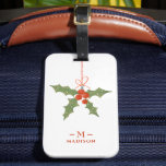 Monogram Name Christmas Holly Winter Floral Gepäckanhänger<br><div class="desc">Monogram Name Christmas Holly Winter Floral Luggage Tag bietet eine heilige Dekoration in rot und grün mit Ihrem personalisierten Namen und Monogramm in elegantem roten Schrift unten. Personalisieren Sie den Text durch Bearbeiten in den bereitgestellten Textfeldern. Perfekt zum Geburtstag, Weihnachten, beste Freunde und vieles mehr. Entworfen von ©Evco Studio www.zazzle.com/store/evcostudio...</div>