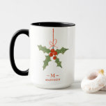 Monogram Name Christmas Holly Winter Floral Tasse<br><div class="desc">Monogram Name Christmas Holly Winter Floral Coffee Tasse bietet eine heilige Dekoration in rot und grün mit Ihrem personalisierten Namen und Monogramm in elegantem roten Schrift unten. Personalisieren Sie den Text durch Bearbeiten in den bereitgestellten Textfeldern. Perfekt zum Geburtstag, Weihnachtsgeschenke, beste Freunde und vieles mehr. Entworfen von ©Evco Studio www.zazzle.com/store/evcostudio...</div>