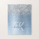 Monogram, Name des blauen, gebürsteten Metalls Sil<br><div class="desc">Dieses trendige schicke Puzzle-Design mit hübschem silberfarbenem Glitzer auf blau gebürstetem metallischem Hintergrund ist einfach zu personalisieren.</div>
