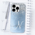 Monogram, Name des blauen, gebürsteten Metalls Sil Case-Mate iPhone 14 Pro Hülle<br><div class="desc">Dieses schicke Gehäuse mit hübschem silber funkelndem Glitzer auf blau gebürstetem metallischem Hintergrund ist einfach zu personalisieren.</div>