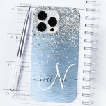 Monogram, Name des blauen, gebürsteten Metalls Sil Case-Mate iPhone 14 Pro Max Hülle<br><div class="desc">Dieses schicke Gehäuse mit hübschem silber funkelndem Glitzer auf blau gebürstetem metallischem Hintergrund ist einfach zu personalisieren.</div>