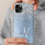Monogram, Name des blauen, gebürsteten Metalls Sil Case-Mate iPhone Hülle<br><div class="desc">Dieses schicke Gehäuse mit hübschem silber funkelndem Glitzer auf blau gebürstetem metallischem Hintergrund ist einfach zu personalisieren.</div>