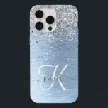 Monogram, Name des blauen, gebürsteten Metalls Sil iPhone 15 Pro Max Hülle<br><div class="desc">Dieses schicke Gehäuse mit hübschem silber funkelndem Glitzer auf blau gebürstetem metallischem Hintergrund ist einfach zu personalisieren.</div>