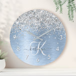 Monogram, Name des blauen, gebürsteten Metalls Sil Runde Wanduhr<br><div class="desc">Dieses trendige,  schicke Round-Clock-Design mit hübschem silber funkelndem Glitzer auf blau gebürstetem metallischem Hintergrund ist einfach zu personalisieren.</div>