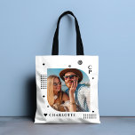Monogram Name Foto Trendy Simple Modern Tasche<br><div class="desc">Monogram Name Foto Trendy Simple Modern Tragetaschen verfügt über eines Ihrer Lieblings-Fotos mit Ihrem personalisierten Namen und Monogramm in elegantem schwarzen Skript. Personalisieren Sie den Text durch Bearbeiten in den bereitgestellten Textfeldern. Perfekt zum Geburtstag, Weihnachten, Muttertag, Vatertag, Schwester, Cousin, Freunde und vieles mehr. FOTO TIPP: Zentrieren Sie Ihr Foto vor...</div>