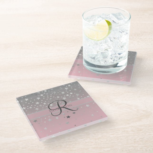 Monogram Name Pink Gray Silver Stars Trendy Glasuntersetzer (Schrägansicht)