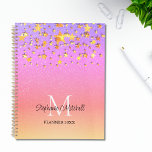 Monogram Name Rainbow Gold Stars Planer<br><div class="desc">Dieser mädchenhafte Planer ist mit goldenen Sternen auf einem rosa Glitzer-Hintergrund dekoriert. Einfache Anpassung mit Ihrem Namen, Monogramm und Jahr.</div>