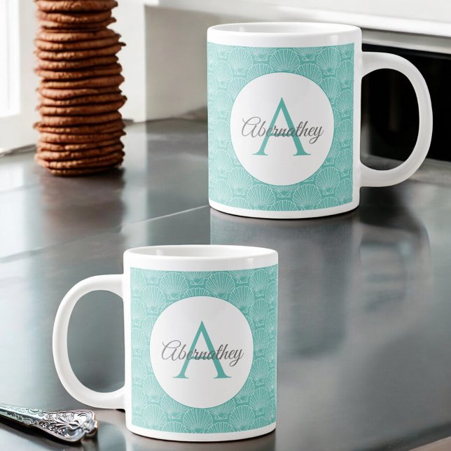 Monogram Name White Sea Muschel Muster Beach House Jumbo-Tasse (Monogram and name template on both sides of handle)