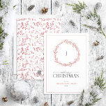 Monogram Natural Red Berry Wreath Frohe Weihnachte Feiertagskarte<br><div class="desc">Suchen Sie eine schöne, einfache und elegante Urlaubskarte? Schauen Sie nicht weiter als unsere Monogram Natural Red Berry Wreath Frohe Weihnachts Script Holiday Card! Diese atemberaubende Karte zeigt eine lockere Kranzanordnung festlicher Winterbeeren in Aquarellfarbe, die Ihre Monografie abrahmen, mit der "Frohe Weihnachten"-Nachricht, die in einem beliebten Schriftart-Duo geschrieben ist. Die...</div>