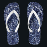 Monogram Navy Blue Glitzer Mother of Bride Groom Flip Flops<br><div class="desc">Ein lustiges Geschenk für die Mutter der Braut und des Bräutigams. Wenn sie am Ende der Nacht müde ist,  will sie diese! Personalisieren Sie sie!</div>
