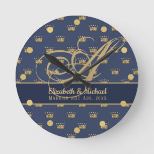 Monogram Navy Blue Gold Crown King Queen NEWLYWEDS Runde Wanduhr