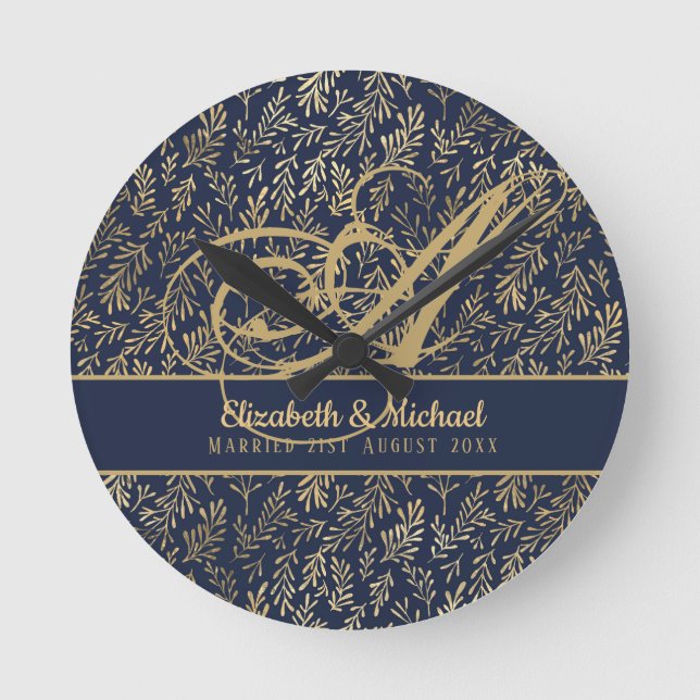 Monogram Navy Blue Gold Leaf Newlyweds Wedding Runde Wanduhr (Vorderseite)