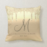 Monogram Newlywings Platinum Gold Glitzer Tropfen Kissen<br><div class="desc">Ein elegantes personalisiertes mit Monogramm Jungvermählte halten Hochzeit werfen Kissen zu Gabe an die Braut und Bräutigam. Passen Sie Ihren Nachnamen an.</div>