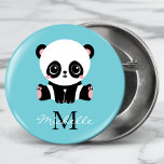 Monogram Niedlich Panda Personalisiert Bubble Gum  Button<br><div class="desc">Ein niedlicher Panda-Bär sitzt auf dem Boden auf einem blasen Kaugummi blauen Hintergrund. Personalisieren Sie mit Ihrem Monogramm und Namen oder löschen Sie Text in Textfeldern ohne Namen.</div>