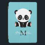 Monogram Niedlich Panda Personalisiert Bubble Gum  iPad Pro Cover<br><div class="desc">Ein niedlicher Panda-Bär sitzt auf dem Boden auf einem blasen Kaugummi blauen Hintergrund. Personalisieren Sie mit Ihrem Monogramm und Namen oder löschen Sie Text in Textfeldern ohne Namen.</div>